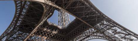...Les quatre pieds et le premier étage de la Tour Eiffel vu au grand angle par le dessous....