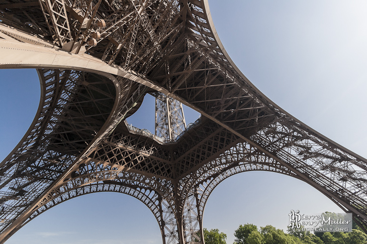 Les 4 pieds et le premier étage de la Tour Eiffel vue du dessous à Paris