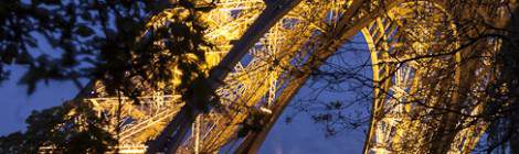...Reflet de la Tour Eiffel illuminée de nuit sur le plan d’eau du Champs de Mars....