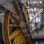 Roue jaune de machinerie d'ascenseur et guides d'ondes de la Tour Eiffel