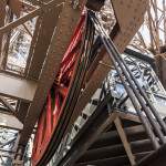 Roue rouge d'ascenseur de la Tour Eiffel en mouvement