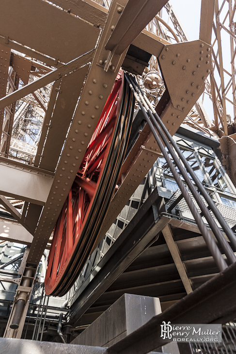 Roue rouge d'ascenseur de la Tour Eiffel en mouvement