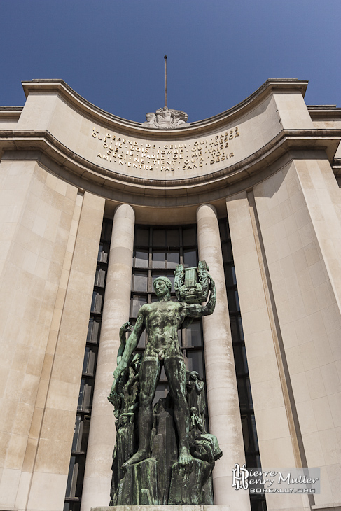 Statue Hercule domptant un bison de 1937 Musée de l'Homme aile Passy au Trocadéro