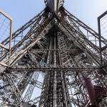 Structure métallique interne de la Tour Eiffel depuis le premier étage