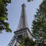 Tour Eiffel dans son écrin de verdure du Champs de Mars à Paris