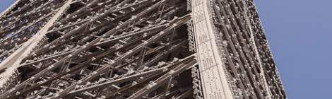 ...Structure de la Tour Eiffel entre le deuxième et le troisième étage....