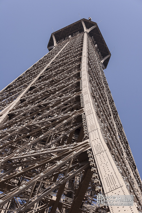 La Tour Eiffel entre le deuxième et le troisième étage