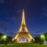 Tour Eiffel illuminée et Champs de Mars de nuit en symétrie