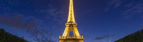 ...Tour Eiffel illuminée et Champs de Mars de nuit en symétrie...