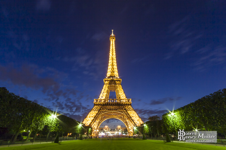 Tour Eiffel illuminée et Champs de Mars de nuit en symétrie