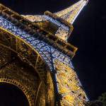 Tour Eiffel de nuit avec ses illuminations au grand angle