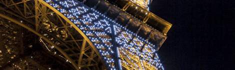 ...Tour Eiffel de nuit avec ses illuminations au grand angle...