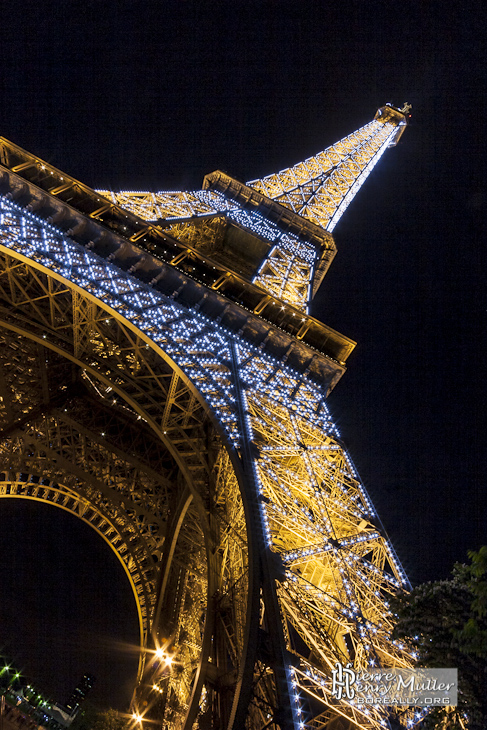 Tour Eiffel de nuit avec ses illuminations au grand angle