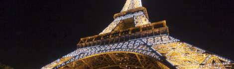 ...La Tour Eiffel de nuit illuminée avec ses guirlandes flash...