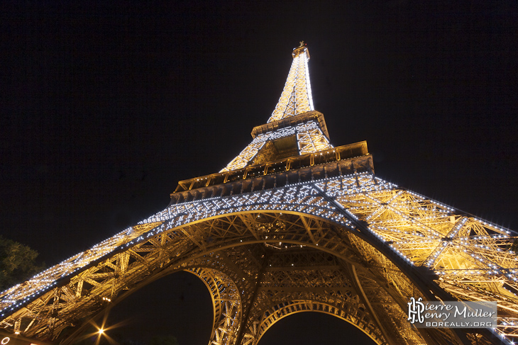 La Tour Eiffel de nuit illuminée avec ses guirlandes flash