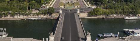 ...Le Pont d’Iéna, le Trocadéro et la Défense alignée vus depuis le premier étage de la Tour Eiffel....