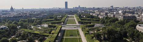...La vue depuis la Tour Eiffel permet d&rsquo;appr&eacute;cier Paris dans son ensemble et notamment le Champs de Mars....