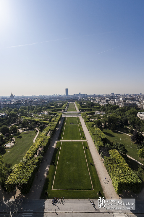 Vue sur le Champs de Mars et Paris depuis la Tour Eiffel