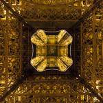 Vue d'en dessous de la Tour Eiffel en symétrie de nuit
