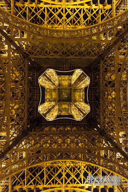 Vue d'en dessous de la Tour Eiffel en symétrie de nuit