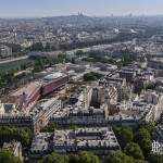 Vue sur le musée du quai Branly et le centre de Paris depuis la Tour Eiffel