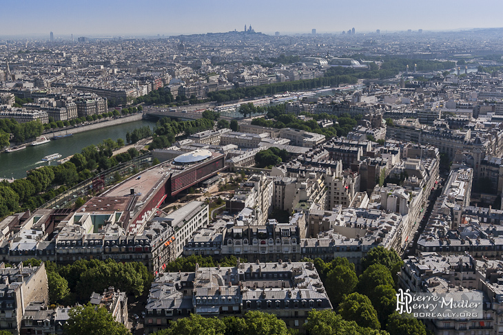 Vue sur le musée du quai Branly et le centre de Paris depuis la Tour Eiffel