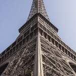 Vue symétrique de la Tour Eiffel depuis le sol