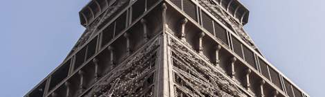 ...Depuis le sol la vue de deux côtés de la Tour Eiffel...