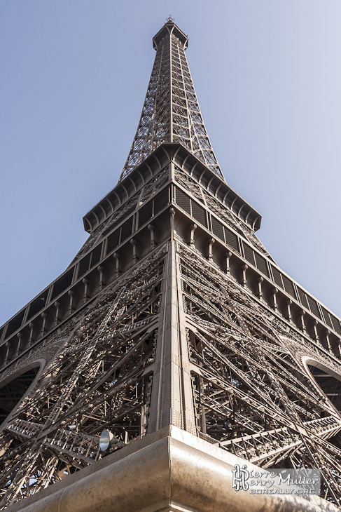 Vue symétrique de la Tour Eiffel depuis le sol