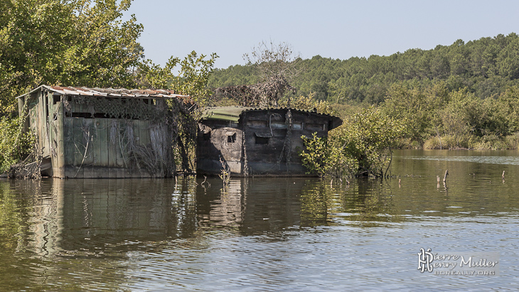 Cabane de chasseurs sur le bord du marais d'Huchet avant la descente du courant