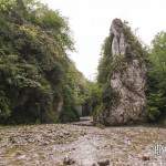 Bloc rocheux sur le lit du ruisseau dans les Gorges de Kakuetta