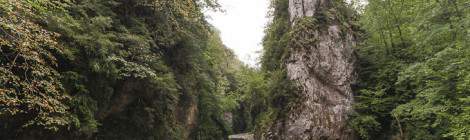 ...Bloc rocheux sur le lit du ruisseau dans les Gorges de Kakuetta....