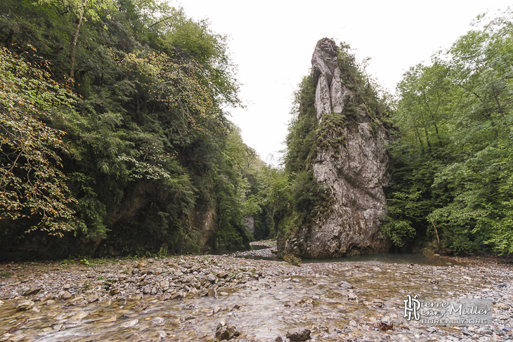 Bloc rocheux sur le lit du ruisseau dans les Gorges de Kakuetta