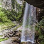 Cascade de 20 mètres vue du surplomb aux Gorges à Kakuetta