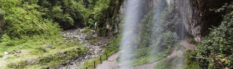 ...Cascade de 20 mètres vue du surplomb aux Gorges à Kakuetta,...