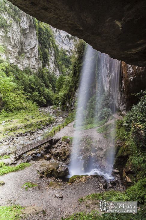 Cascade de 20 mètres vue du surplomb aux Gorges à Kakuetta