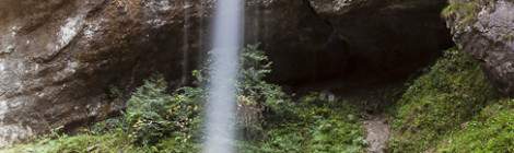 ...Cascade qui est décalé de la paroi rocheuse et qui chute de 20 mètres dans les Gorges de Kakuetta en TTHDR....