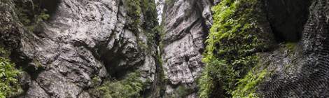 ...Dans la partie tr&egrave;s &eacute;troite des Gorges de Kakuetta un chemin suspendu permet aux visiteurs de progresser....