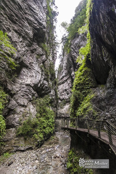 Chemin suspendu dans les gorges de Kakuetta