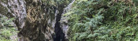 ...Entrée de la grotte en TTHDR au fond des Gorges de Kakuetta, les visiteurs peuvent s’aventurer sur les premiers cinquante mètres....