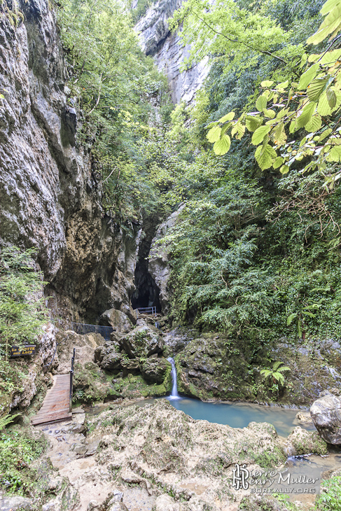 Entrée de la grotte au fond des Gorges de Kakuetta en TTHDR