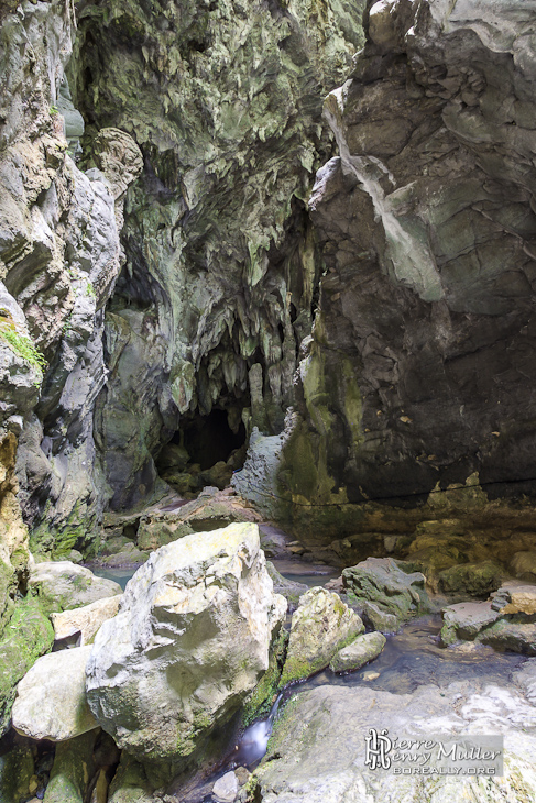 Intérieur de la grotte au bout des Gorges de Kakuetta en HDR