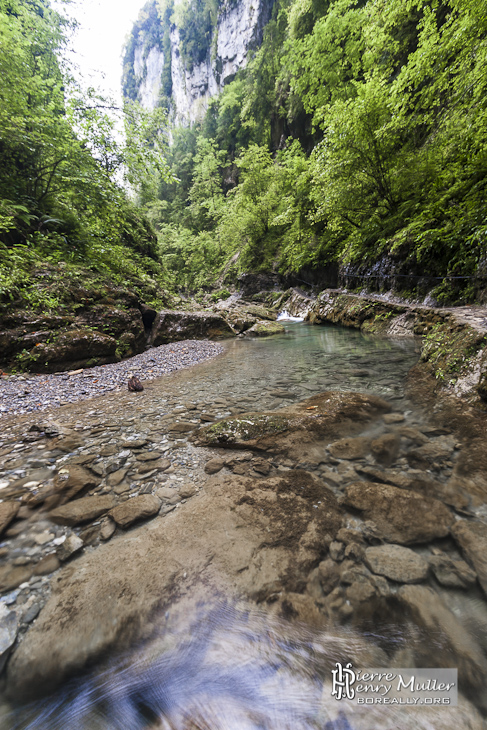 Petit bassin d'eau du ruisseau des Gorges de Kakuetta