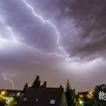 Éclairs horizontaux et verticaux lors d'un orage en région parisienne