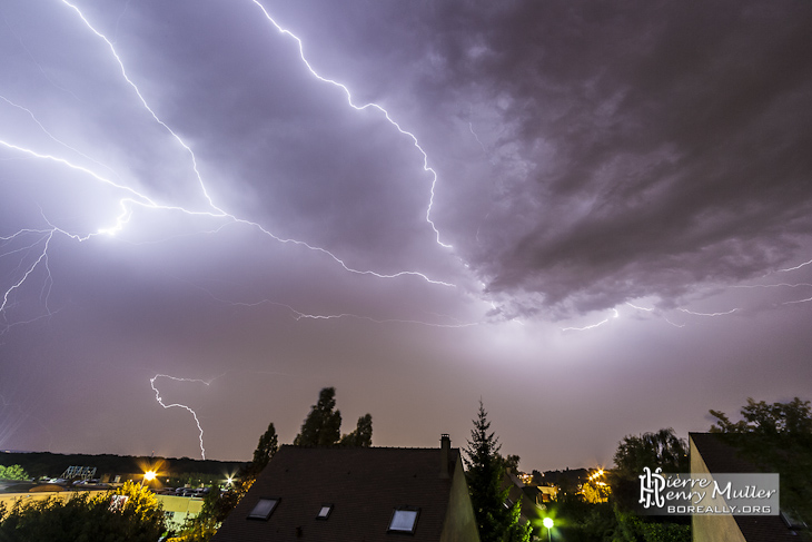 Éclairs horizontaux et verticaux lors d'un orage en région parisienne