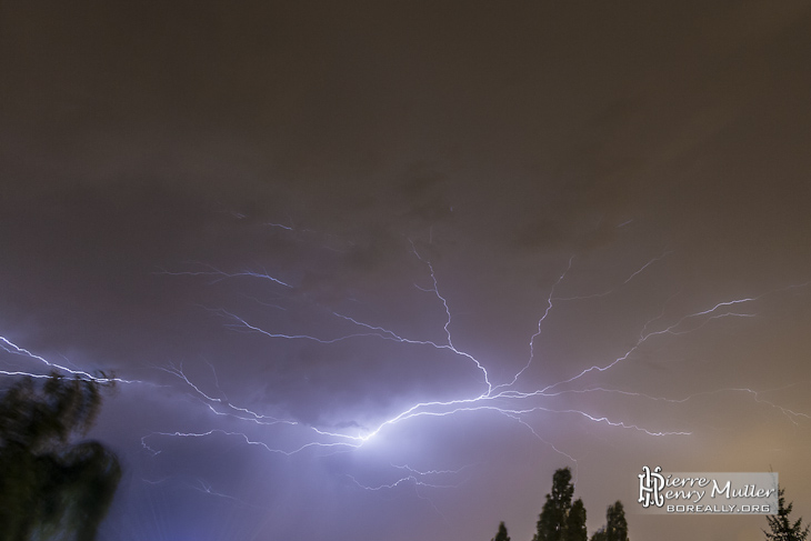 Orage et éclairs horizontaux au dessus de Paris