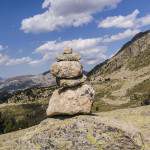 Cairn, montagne, ciel bleu et nuage dans les Pyrénées espagnoles