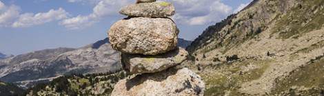...Cairn, montagne, ciel bleu et nuage dans les Pyr&eacute;n&eacute;es espagnoles....