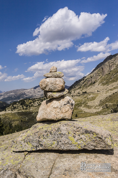 Cairn, montagne, ciel bleu et nuage dans les Pyrénées espagnoles