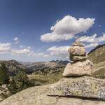 Cairn pyramide de signalisation de chemin en montagne